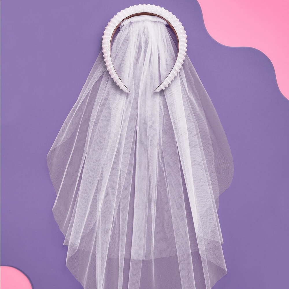 Pearl headband with detachable veil